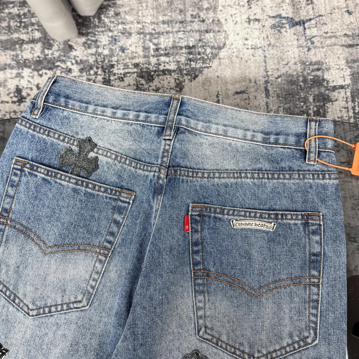 P260 Chromehearts washed blue starry sky crocodile patch leather jeans adopt starry sky theme leather elements, mostly presented in the shape of a cross, with glitter on the leather surface. Unique design, simple and elegant details, exquisite workmanship, the entire trousers are neatly routed, and the details are in place! Ceiling-level jeans, a pair that is hard to find at the counter. About Zangyin, this is an extremely luxurious fashion brand that can also be called the aristocrat of the high street. It has always been an exclusive brand for some hipsters or the rich second generation. It is more luxurious and noble than ordinary high streets. It is more fashionable and individual than luxury brands. Top heavy industry fashion design has always been created in high street luxury style. Speaking of this style, Zangyin family and GU family are definitely the leading representative brands, especially the Zangyin family's creation of high street style. It has really achieved a state-of-the-art effect. The color system of this model is made of unique washed materials. It is already quite eye-catching. It is decorated with pink patchwork cross flowers, which cleverly highlights the charm of the brand. Secondly, this model adopts a classic high-waist cutting design, which highlights the long legs and fashionable temperament of the upper body. The brand is highly recognizable and the slim-fitting configuration is more suitable for daily wear. Personality, fashion, and specification interpretation are all at a glance. Needless to say, materials and craftsmanship. As an excellent craftsman brand, Zangyin’s requirements for details and craftsmanship are really perfect. The washed color of this model has gone through a lot of processes, not to mention the embellishment of the denim appliqués. It is also purely hand-made and sewn. Just like what they believe in, only hand-made things have soul and have the meaning of wearing. A top-notch heavy-duty fashionable denim item. Recommended by both hands. Size: 28/30/32/34/36 Waist: 73/78/83/88/93 Knee: 52/53.5/55/56.5/58 Pants length: 100/102/104/106/108